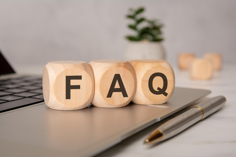 Holzwürfel mit den Buchstaben FAQ